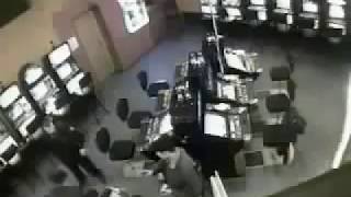 Один полицейский избил троих кавказцев
