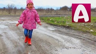 Идём на прогулку Очень много ЛУЖ и ГРЯЗИ Смотрим ИГРУШКИ в песочнице купили нового ЦЫПЛЁНКА #Алиса