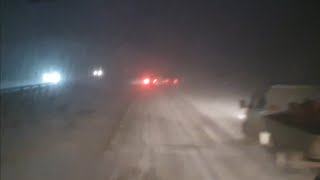 Трассу не видно,Попал в снежную бурю,гололёд