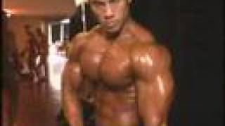Musclemania bodybuilder Tuan Tran posing