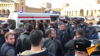 Родственники пропавших без вести военнослужащих перекрыли дорогу, ведущую к площади Республики.