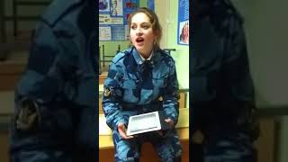 Девушка-курсант классно поёт