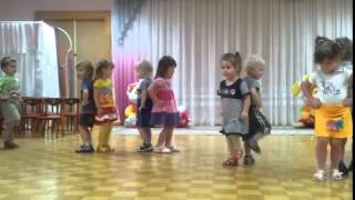 Дети малыши танцуют парами  Смешные детки! Funny kids!