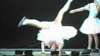 Балерины танцуют брейк-данс
