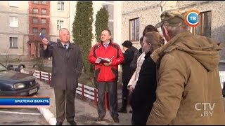 В Березе местные чиновники вышли из кабинетов и общаются с горожанами прямо во дворах