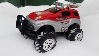 Монстр Трак. Тест Драйв новой супер машинки на снегу. monster truck rides through the snow