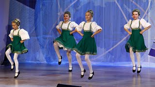 Русский народный танец "На празднике" исполняют дети на конкурсе в Сочи
