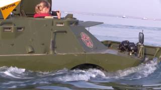 مدرعتان من نوع "BRDM-2" تعبران مضيق كيرتش بالقرم