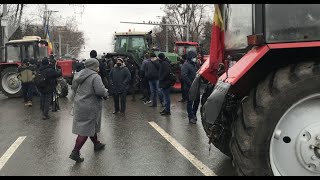 În Chișinău continuă protestele agricultorilor / Молдавские аграрии протестуют у здания парламента