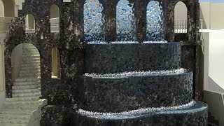 Фонтан у бассейна в виде каскада