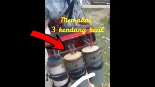 Pengamen Jalanan kreatif, menggunakan tiga gendang kecil kemudian diputar