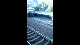Парень на крыше электрички попал под дугу