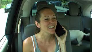 Karine et Mo dans le taxi payant