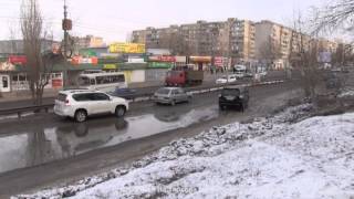 Яма с водой блокирует движение транспорта