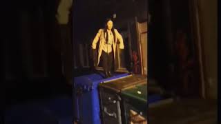 Пьяная баба и мусорные баки