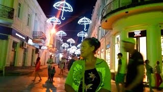 Отдых в Крыму.  Ялта, вечерняя набережная, музыканты.