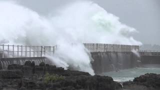 やっぱり台風波は凄い！　防波堤をはるかに超える迫力満点の荒波　和歌山釣太郎