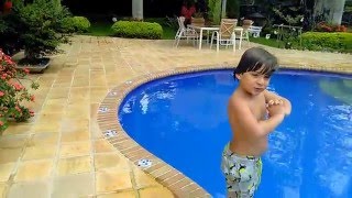 niño de 4 años aprende a nadar en casa