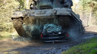 Gepard FlaK-Panzer fährt über PKW