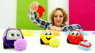 Kneten mit kinetischem Sand. Plätzchen für Vroomies. Bastelspaß mit Kindern.
