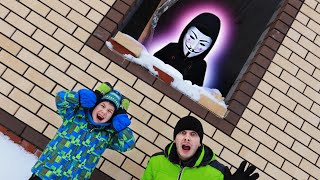 КУДА Пропал Хелпик? КТО ПРЯЧЕТСЯ Под Маской? Рома и Папа ОТПРАВЛЯЮТСЯ на Поиски ХЕЛПИКА!