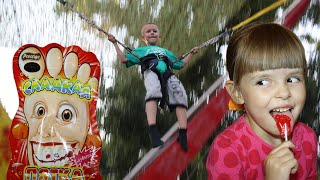 Дети прыгают на батутах, кушают шашлык и лижут сладкую пятку