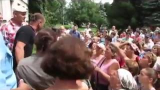 Жители г.Новоселица избили агитатора в нац.гвардию депутата-бандеровца (29.07.2014)