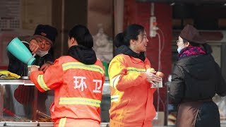 When a sanitation worker wants some hot water to eat instant noodles... 环卫工寒冬街头借热水泡面，有人主动为她加了餐！