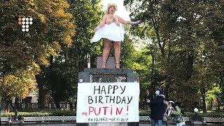 Femen привітали Путіна з днем народженння
