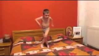 малыш  танцует   смешно