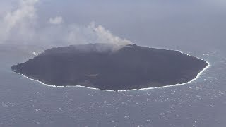 西之島、噴煙や溶岩続く 海保が上空観測