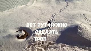 Мужики и экскаватор чистят снег. Шуточное видео.