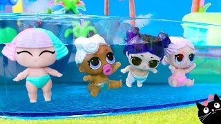Las Muñecas LOL Bebés se Divierten en la Piscina con Tobogán del Parque Acuático - Cat Juguetes
