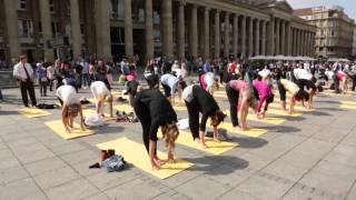 Baden-Württemberg in Balance / Yoga-Flashmob auf dem Stuttgarter Schlossplatz