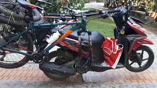 Loading dua sepeda MTB dengan motor.
