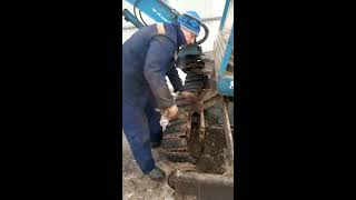 Снять - поставить натяжитель и ленивец гусеницы мини экскаватора