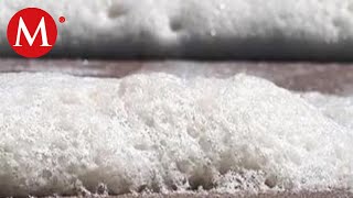 Espuma de mar inunda las calles en Tabasco