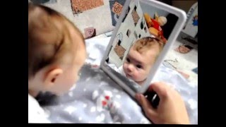 Трогательный ролик: Малыш и зеркало. Ребенок впервые увидел свое отражение.Touching video the Kid