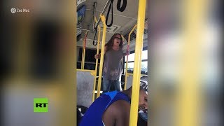 "Vuelve a tu maldito país": Mujer lanza insultos raciales en un bus en EE.UU.