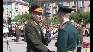 290 молодых лейтенантов прошли парадным строем.