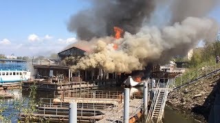 На Сухой Самарке горит дебаркадер
