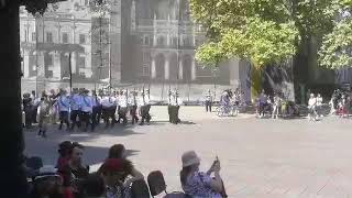 Возле здания одесской мэрии маршируют матросы