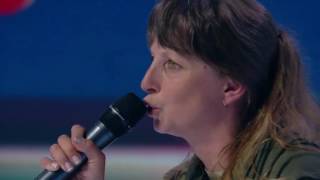 Женщина-снайпер с песней о шоколадной дупе