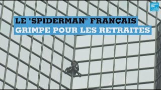 Réformes de retraites : le "Spiderman" français grimpe une tour pour défendre les grèves