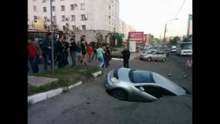В Барнауле машина провалилась в яму на дороге