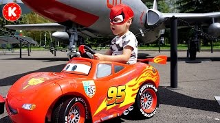 ?ЧЕЛОВЕК ПАУК ОТКРЫВАЕТ МОЛНИЯ МАКВИН ТАЧКИ 2 | SPIDER-MAN  DISNEY CARS 2 Lightning McQueen