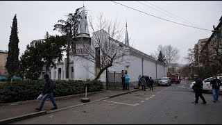 Как тушили пожар в историческом здании "Конюшни" в Тбилиси