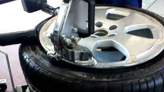 Reifen montieren, Wie werden Reifen montiert? Reifenmontiermaschine, fitting the tires