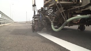 Строители начали наносить разметку на мост в Крым