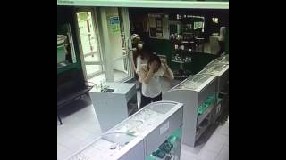 В сеть попало видео дерзкого ограбления ювелирного магазина "Карат" в Нерюнгри